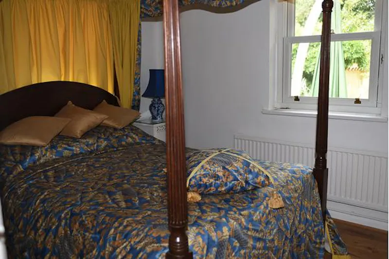 Bedroom at Palladian lodge in Longcross, A1187 (photo 9)
