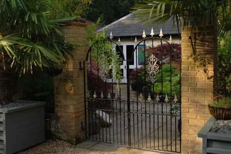 Gate at Palladian lodge in Longcross, A1187 (photo 14)