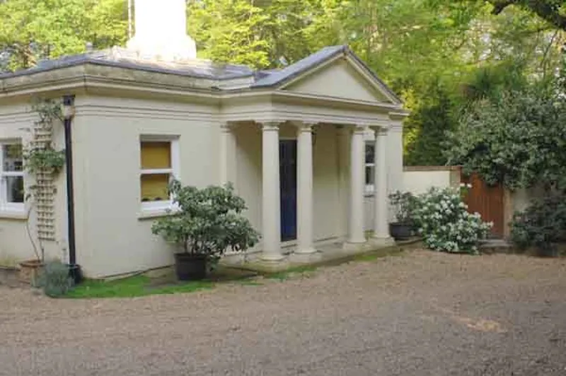 Driveway at Palladian lodge in Longcross, A1187 (photo 1)