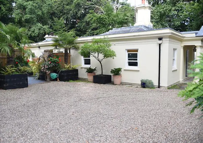 Palladian lodge in Longcross, A1187 (photo 17)
