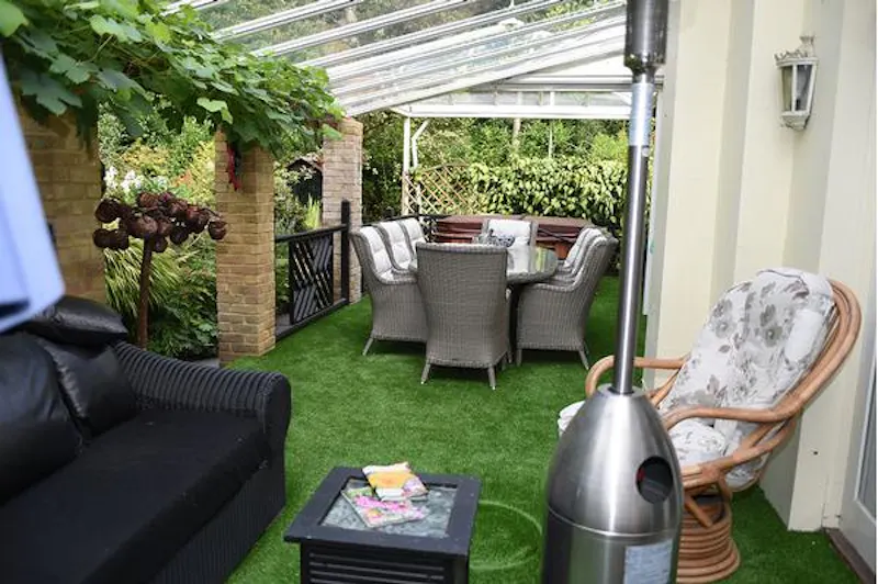 Conservatory at Palladian lodge in Longcross, A1187 (photo 22)