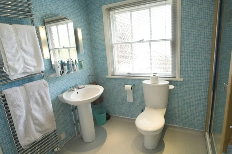 Bathroom at Detached house in Chiddingly, B1490 (photo 20)