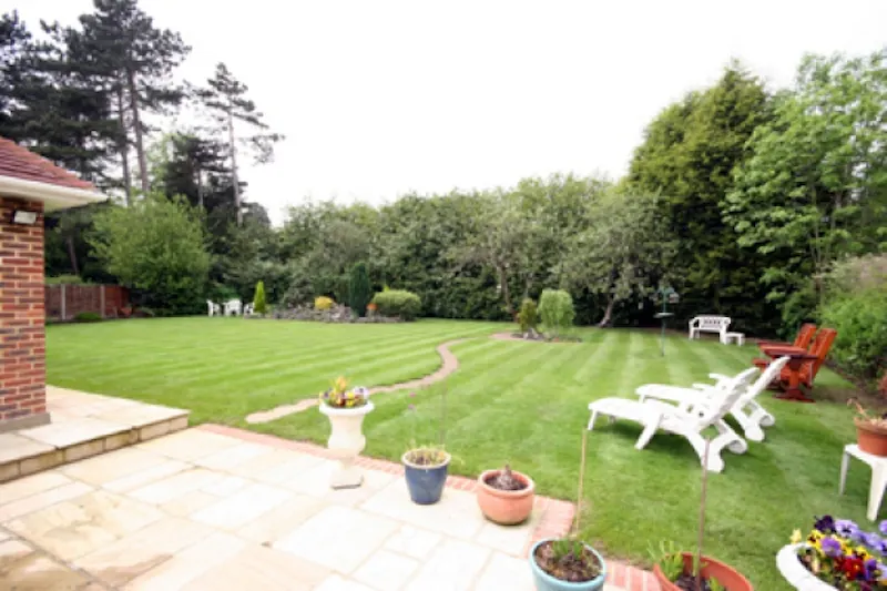 Garden at Film location D1893 in Middlesex (photo 4)