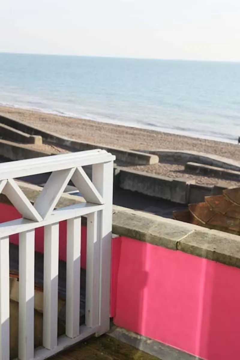 Large Folkestone beach house, D1999 (photo 15)
