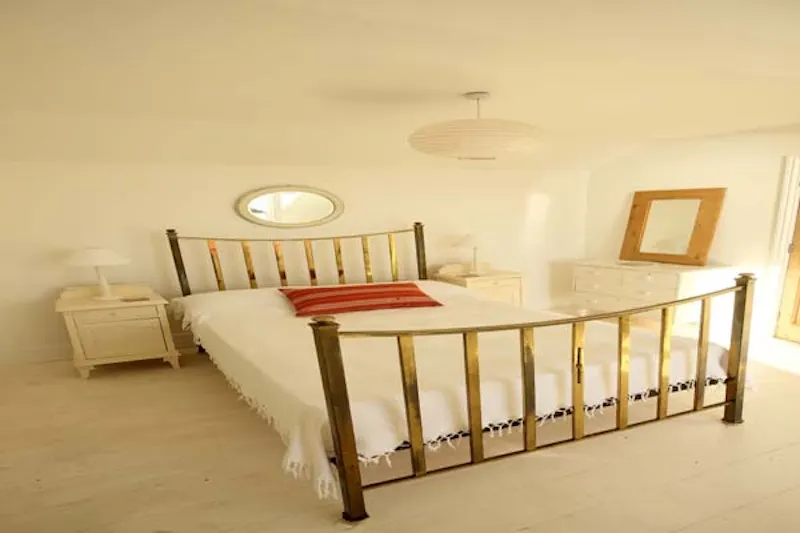 Bedroom at Large Folkestone beach house, D1999 (photo 19)