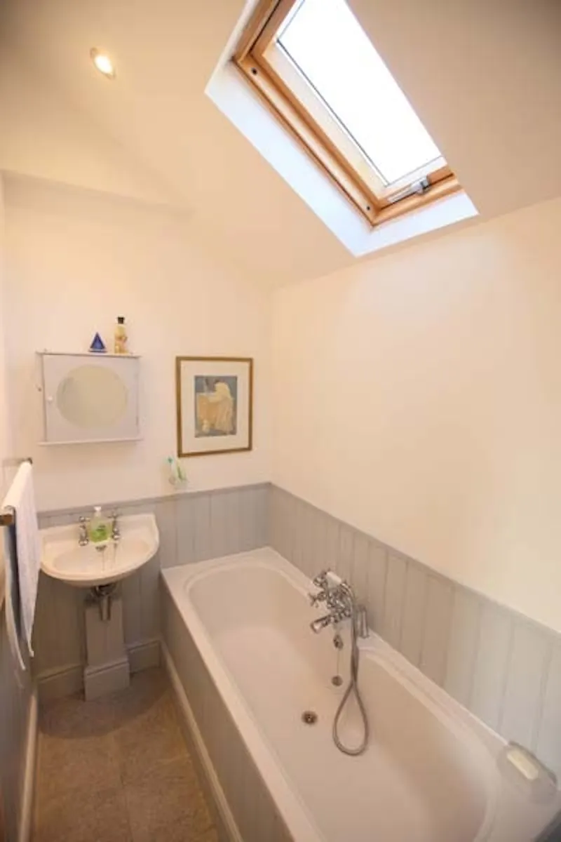Bathroom at Large Folkestone beach house, D1999 (photo 20)