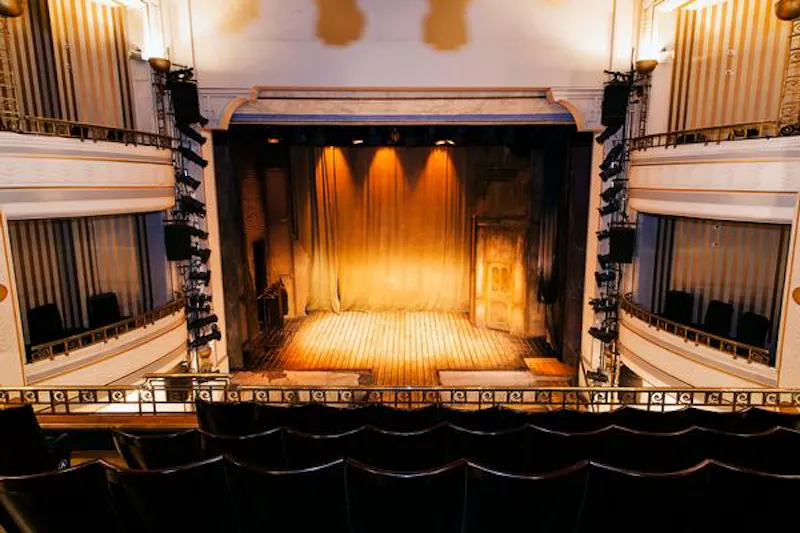 Italianate West End theatre, P570 (photo 3)