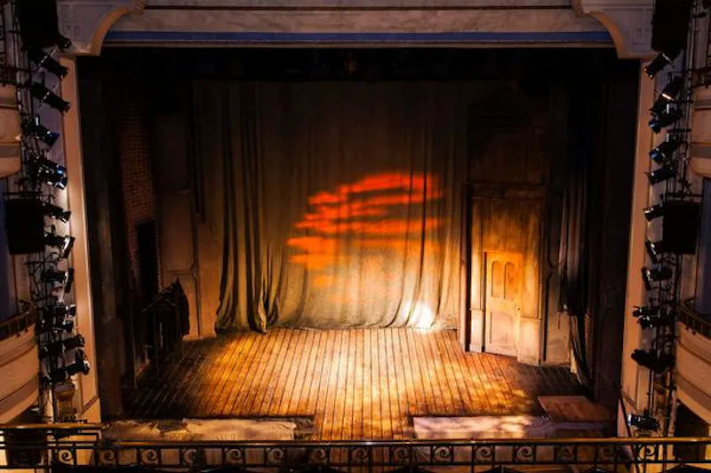Italianate West End theatre, P570 (photo 4)