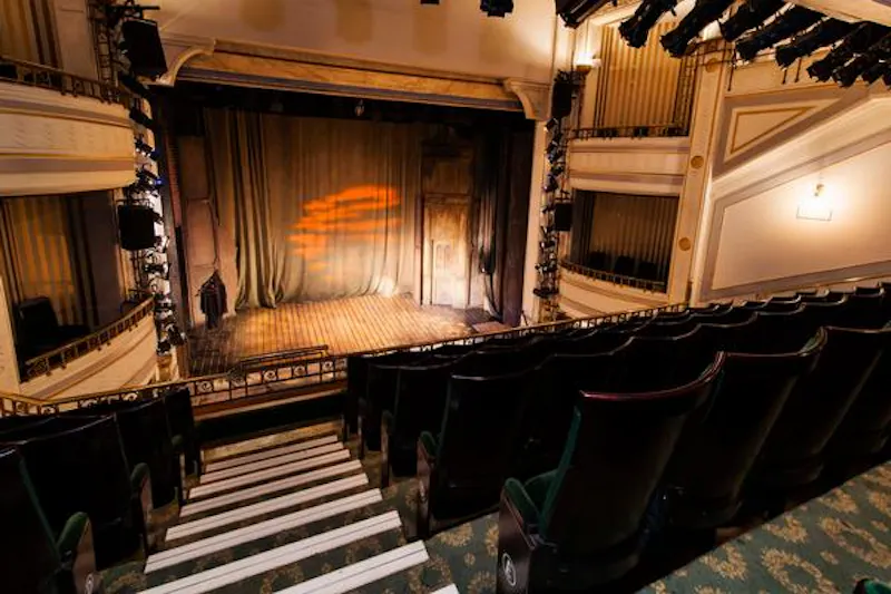 Italianate West End theatre, P570 (photo 5)