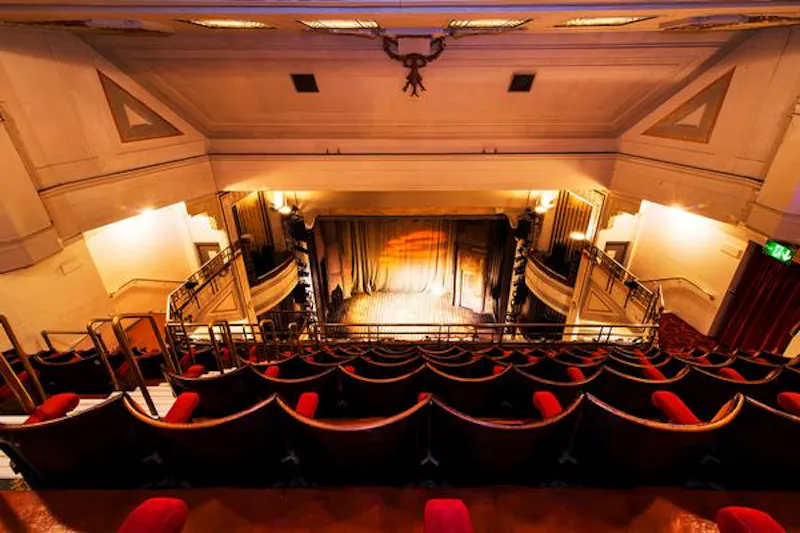 Italianate West End theatre, P570 (photo 6)