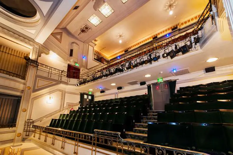 Italianate West End theatre, P570 (photo 9)