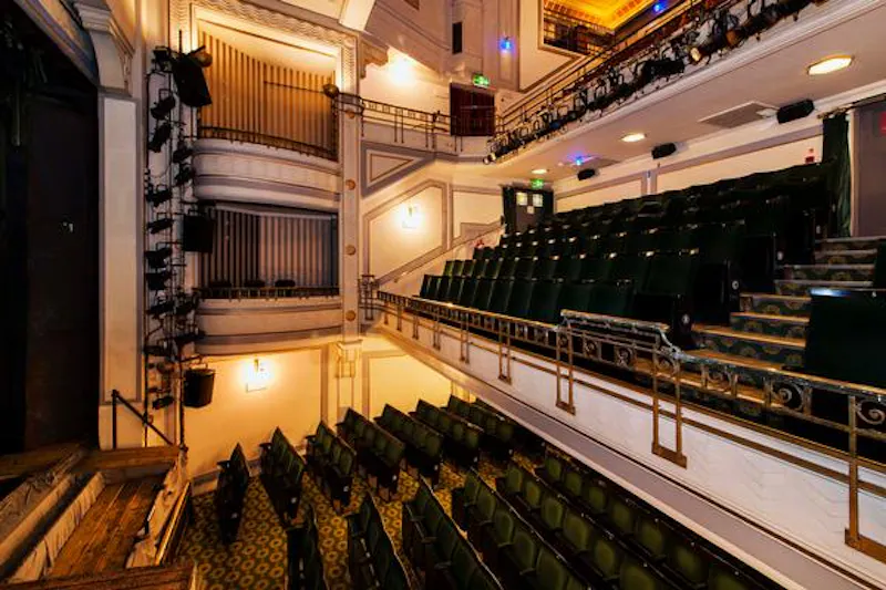 Italianate West End theatre, P570 (photo 10)