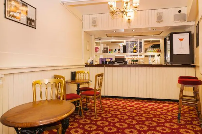 Bar at Italianate West End theatre, P570 (photo 13)
