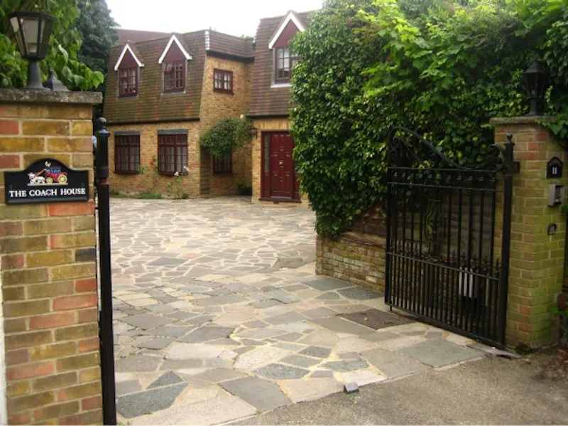 Gate at Film location D1904 in London (photo 1)
