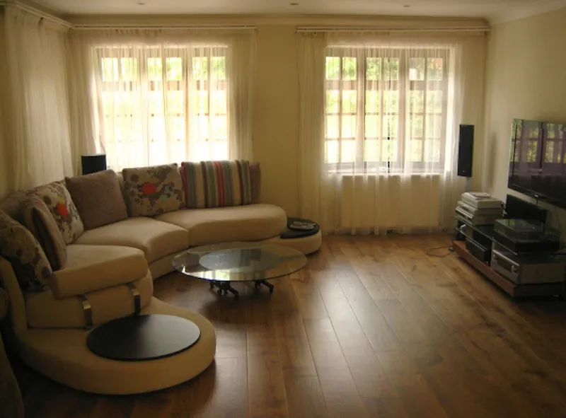 Living Room at Film location D1904 in London (photo 6)
