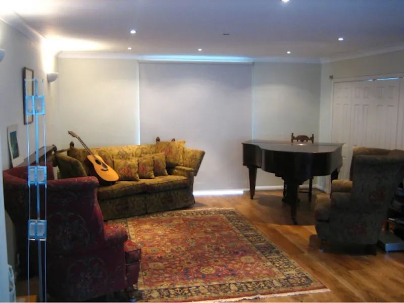 Piano at Film location D1904 in London (photo 7)