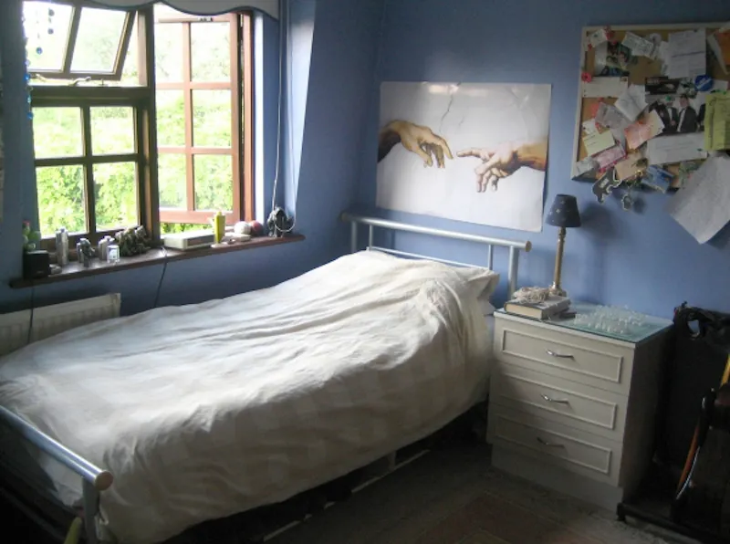 Bedroom - child's at Film location D1904 in London (photo 10)