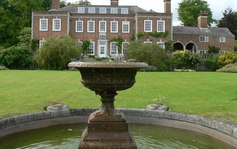 Pond at Georgian manor in Cooksbridge, A1343 (photo 26)