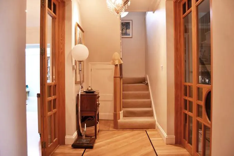 Entrance hall at Chiswick family house, D1989 (photo 2)