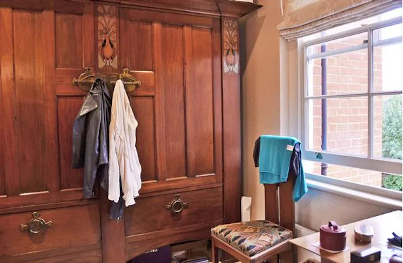 Dressing room at Chiswick family house, D1989 (photo 30)