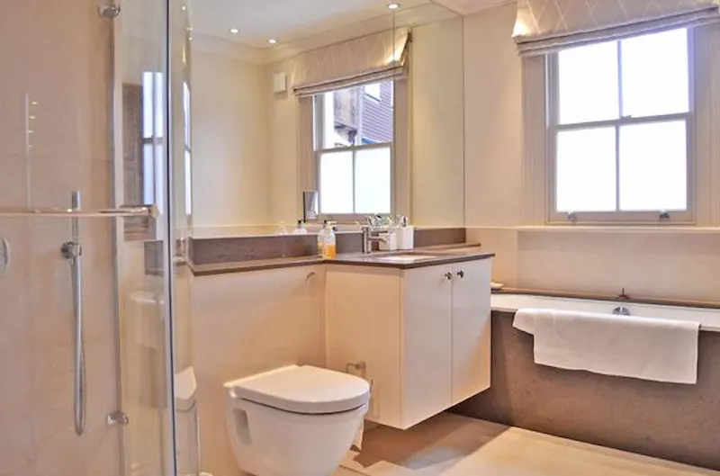 Bathroom at Chiswick family house, D1989 (photo 36)