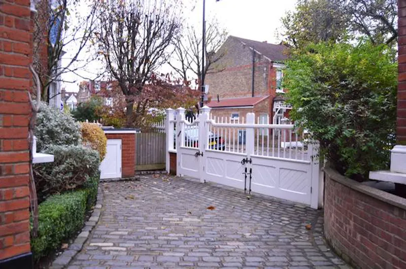 Gate at Chiswick family house, D1989 (photo 54)