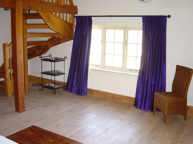 Staircase at Film location L610 in Kent (photo 19)