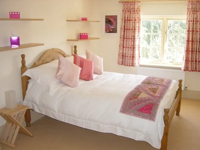 Bedroom at Film location L610 in Kent (photo 26)