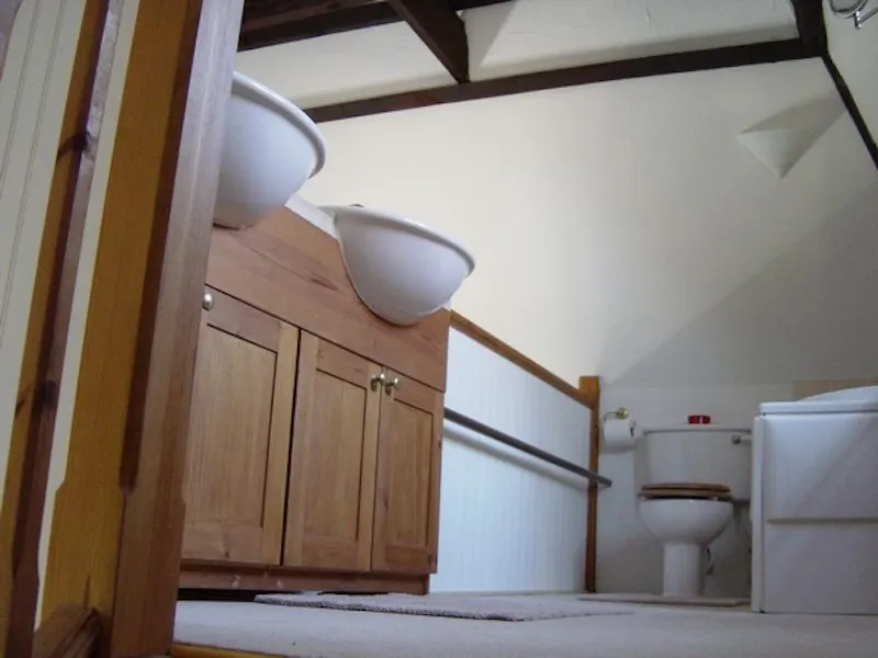 Bathroom at Film location L610 in Kent (photo 27)