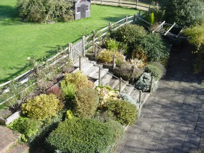 Garden at Film location L610 in Kent (photo 28)