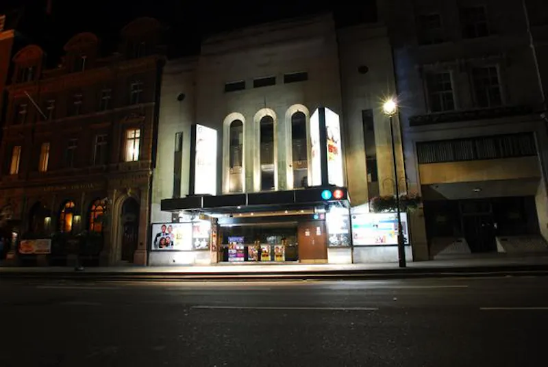 Modern Trafalgar Square theatre, P575 (photo 1)
