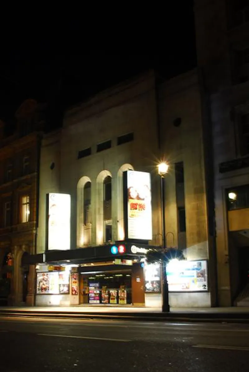 Modern Trafalgar Square theatre, P575 (photo 2)