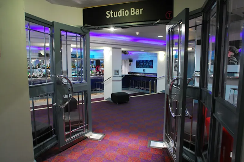 Bar at Modern Trafalgar Square theatre, P575 (photo 3)