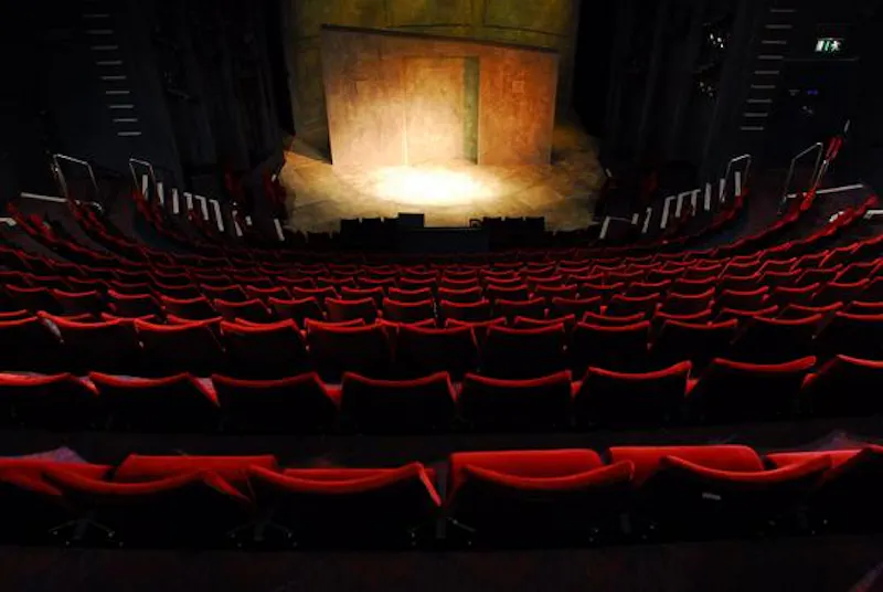 Modern Trafalgar Square theatre, P575 (photo 5)