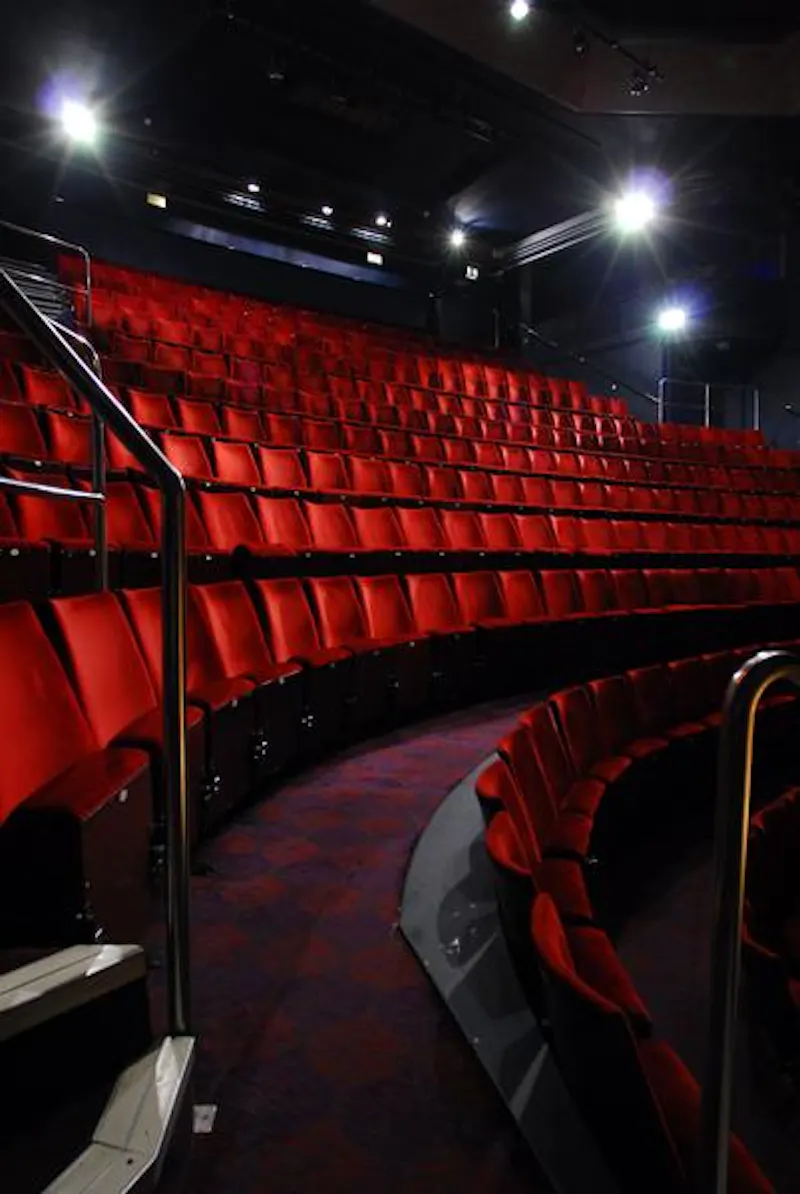 Modern Trafalgar Square theatre, P575 (photo 6)