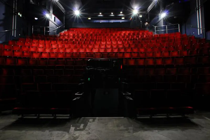Modern Trafalgar Square theatre, P575 (photo 7)