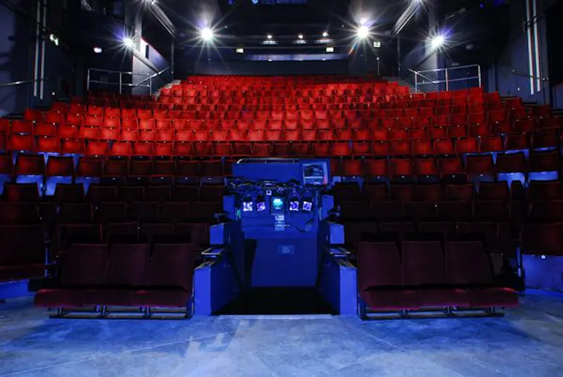 Modern Trafalgar Square theatre, P575 (photo 8)