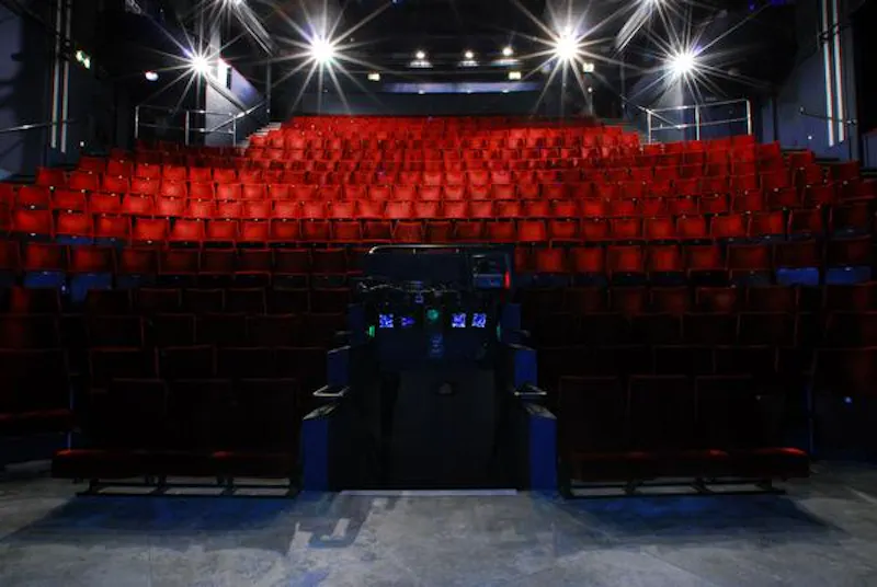 Modern Trafalgar Square theatre, P575 (photo 9)