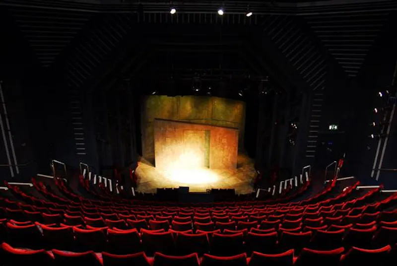 Modern Trafalgar Square theatre, P575 (photo 10)