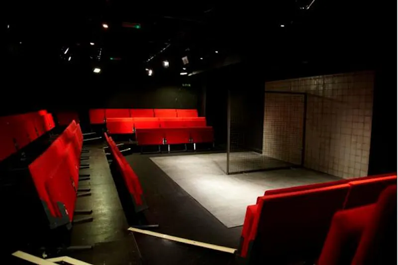 Modern Trafalgar Square theatre, P575 (photo 11)