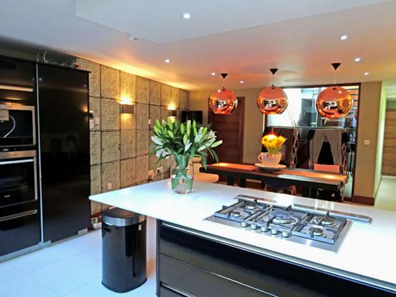 Kitchen island at Funky Clapham house, K372 (photo 23)