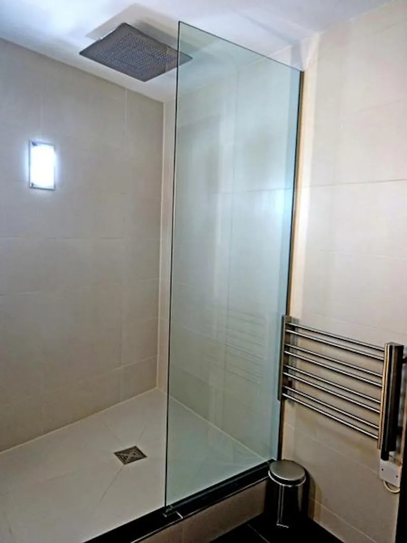 Shower at Funky Clapham house, K372 (photo 42)