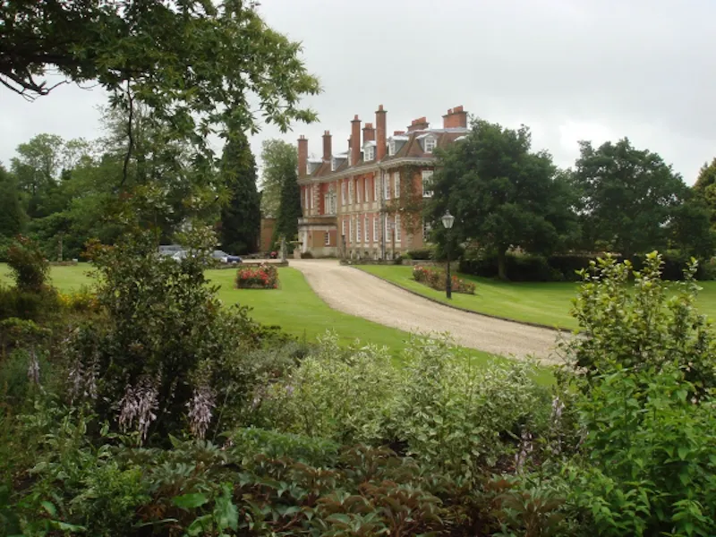 Extensive Heathfield estate, A1198 (photo 2)