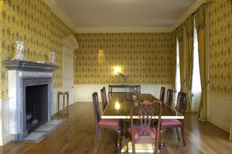 Wallpaper at Extensive Heathfield estate, A1198 (photo 5)