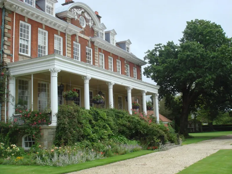 Extensive Heathfield estate, A1198 (photo 19)