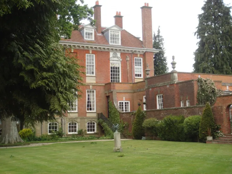 Extensive Heathfield estate, A1198 (photo 13)