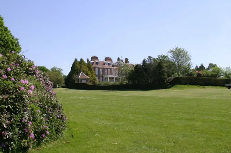 Extensive Heathfield estate, A1198 (photo 25)