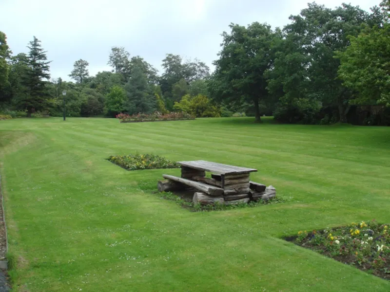 Extensive Heathfield estate, A1198 (photo 26)