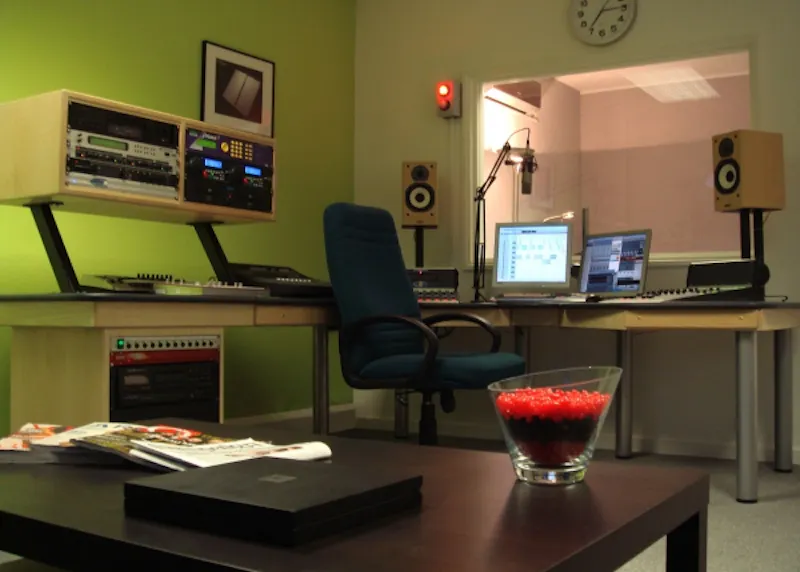 Hammersmith radio station, Q40 (photo 1)