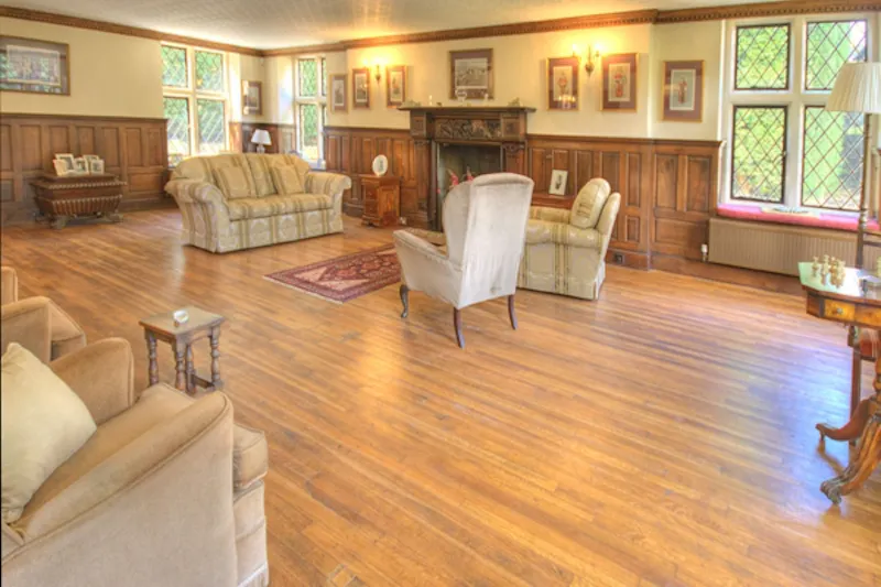 Living Room at Film location D1995 in Surrey (photo 3)
